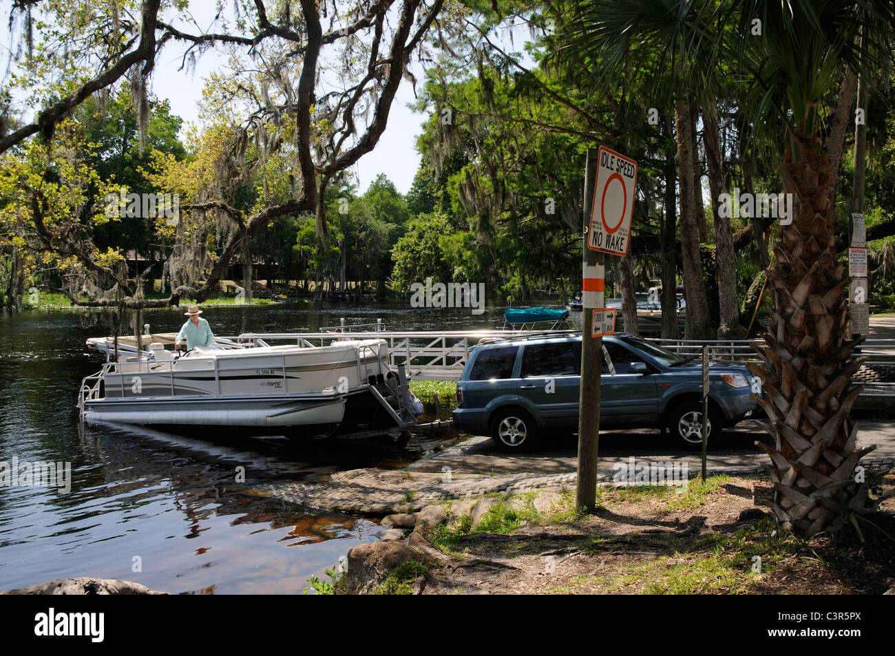 Portando un pontone barca a terra dal Rainbow River a Dunnellon in Marion County Florida USA Foto Stock