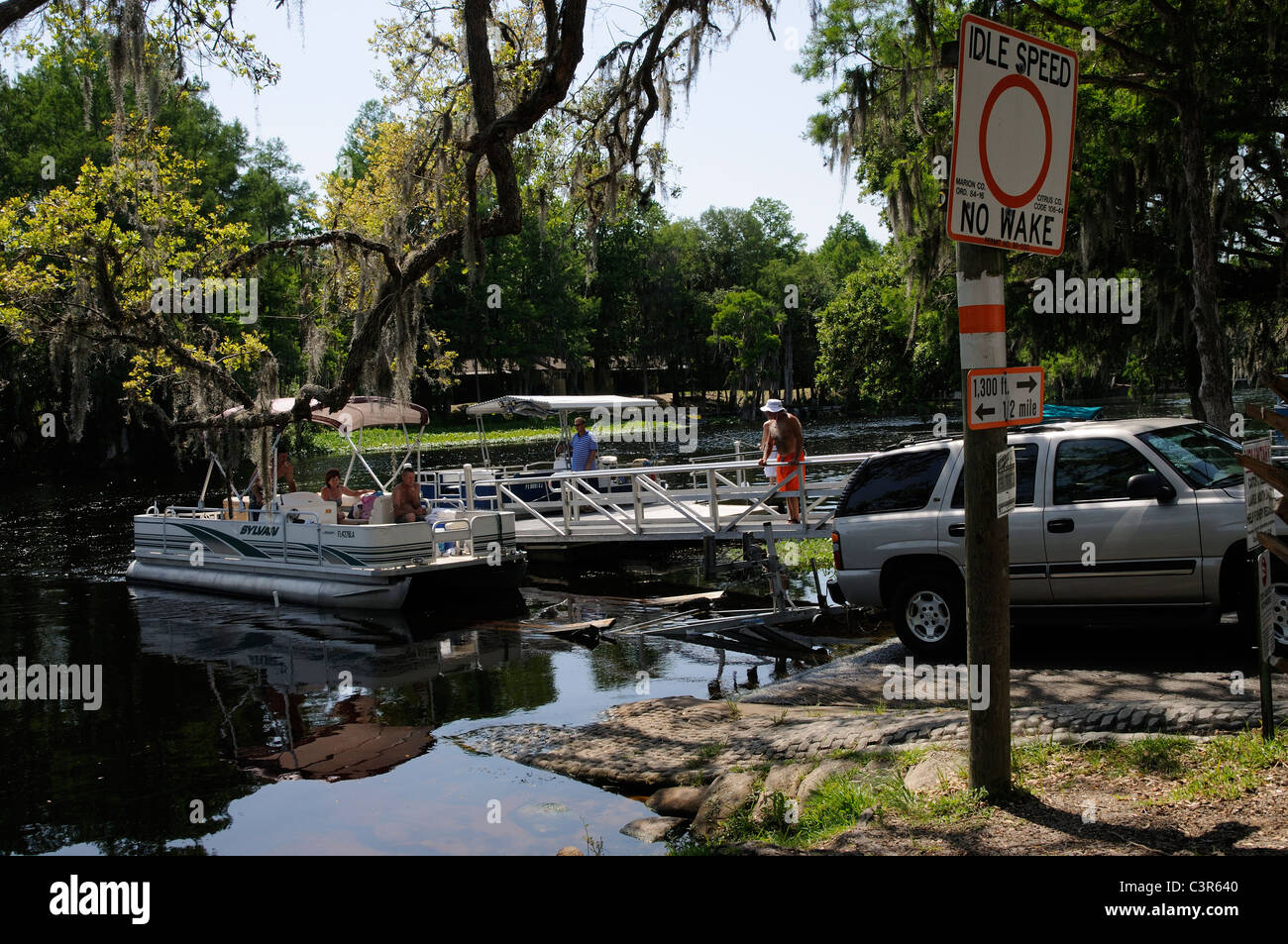 Portando un pontone barca a terra dal Rainbow River a Dunnellon in Marion County Florida USA Foto Stock
