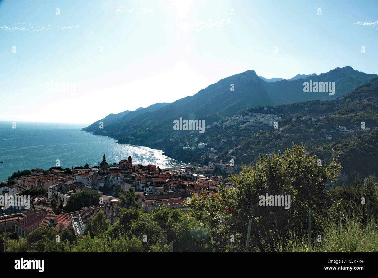 Vietri, Italia - Vista panoramica della città, vicino a Napoli Foto Stock