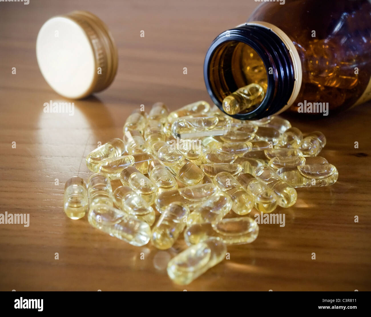 Omega 3 pillole sul tavolo di legno Foto Stock