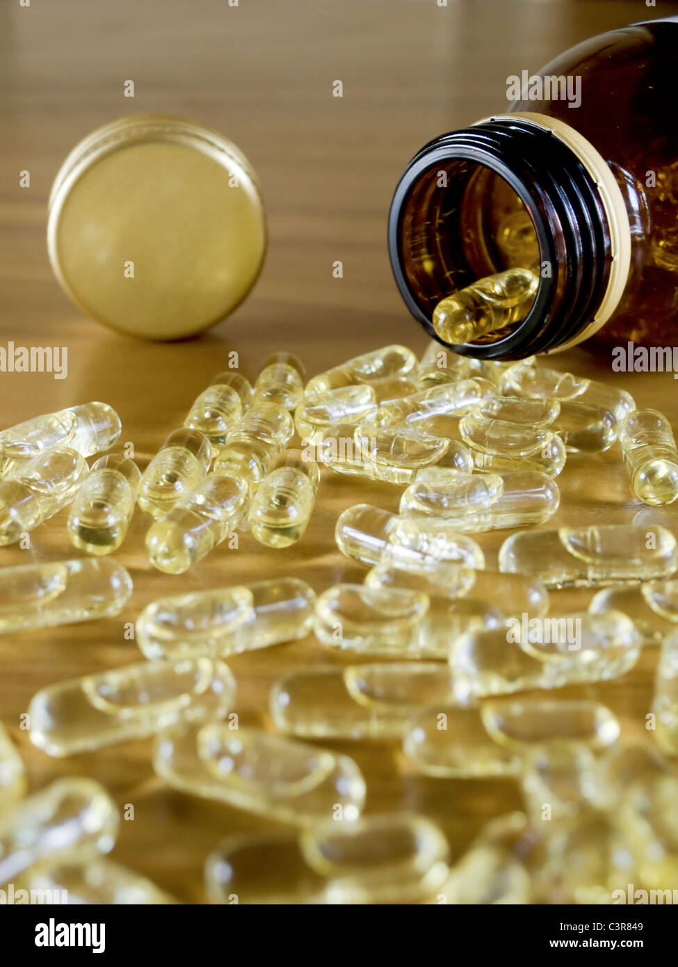 Omega 3 pillole sul tavolo di legno Foto Stock