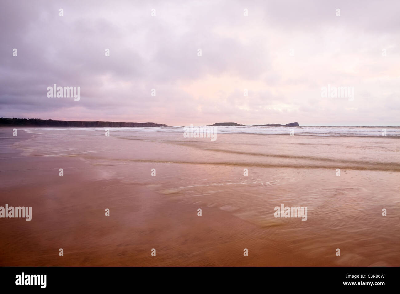 Rhossilli Bay - Spiaggia Llangenith - Gower, nel Galles del Sud al tramonto con il cloud e movimento Foto Stock