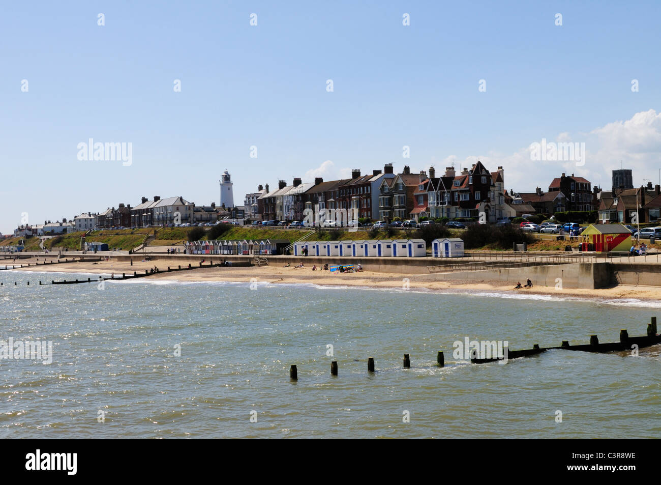 Vista dal molo guardando verso la spiaggia e il faro, Southwold, Suffolk, Inghilterra, Regno Unito Foto Stock