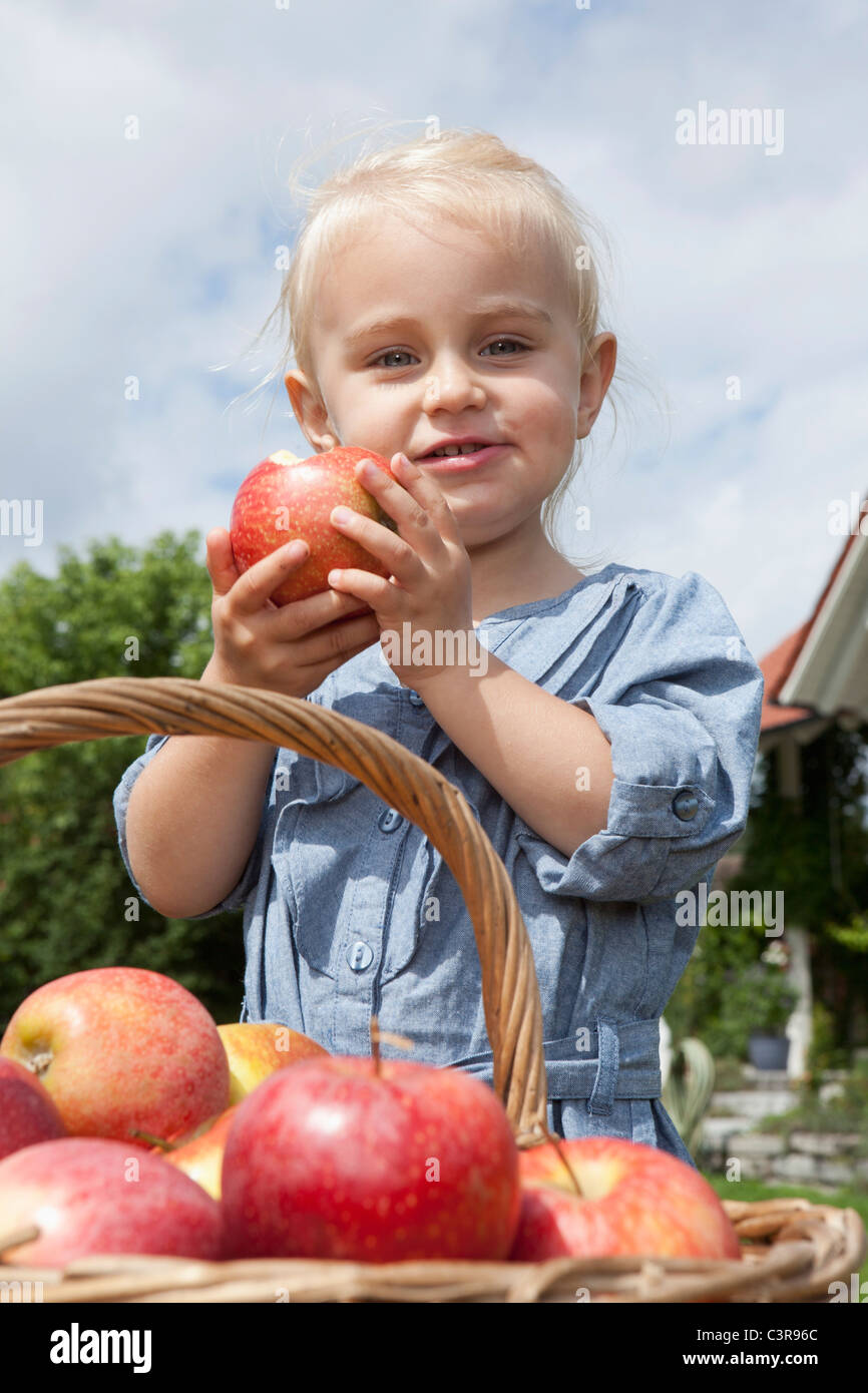 Germania - Monaco, ragazza (2-3 anni) mangiare apple Foto Stock