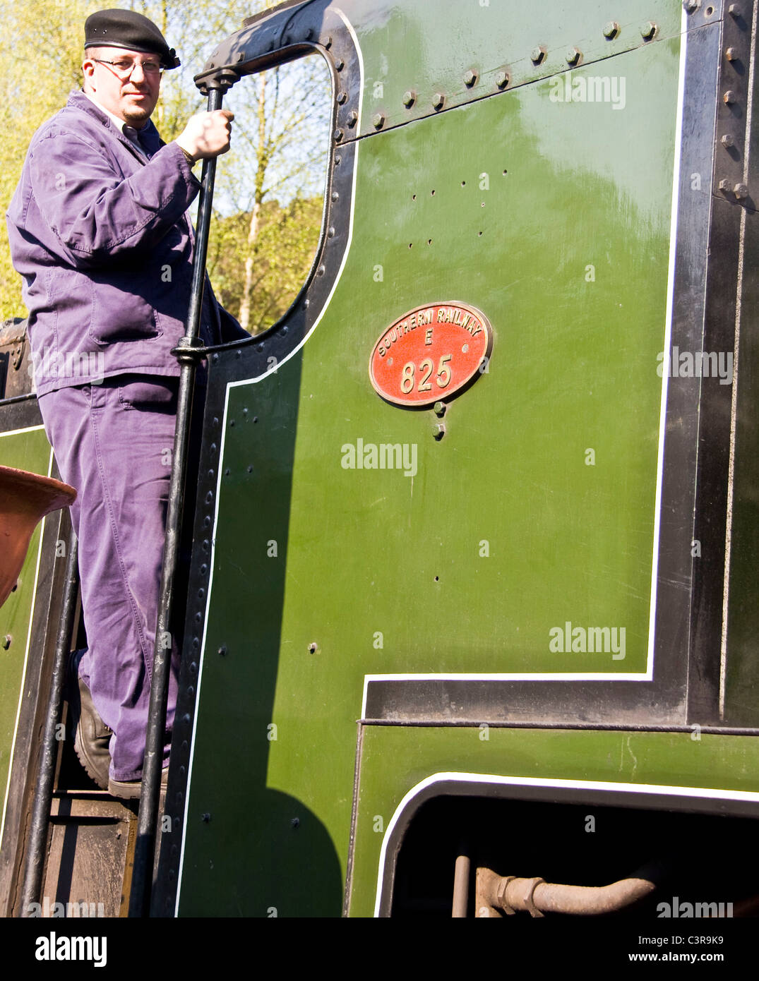 Treno a vapore driver sul North Yorkshire Moors Railway Inghilterra Europa Foto Stock