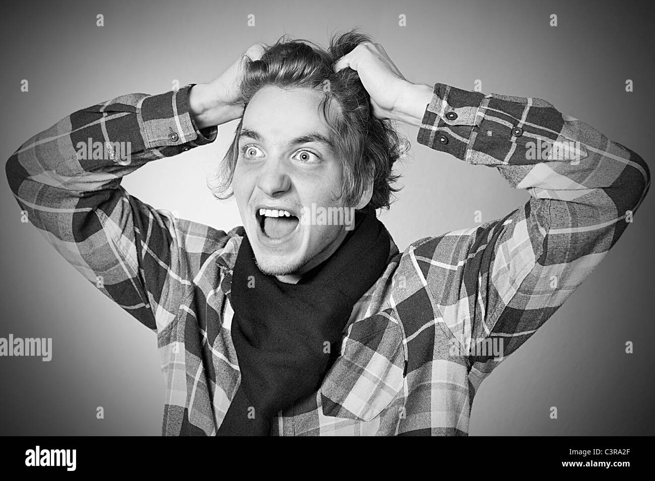 L'uomo grida e tirando i suoi capelli Foto Stock