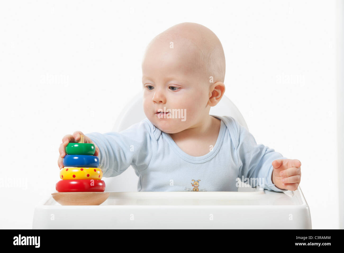 Baby boy (6-11 mesi) giocando con i giocattoli Foto Stock