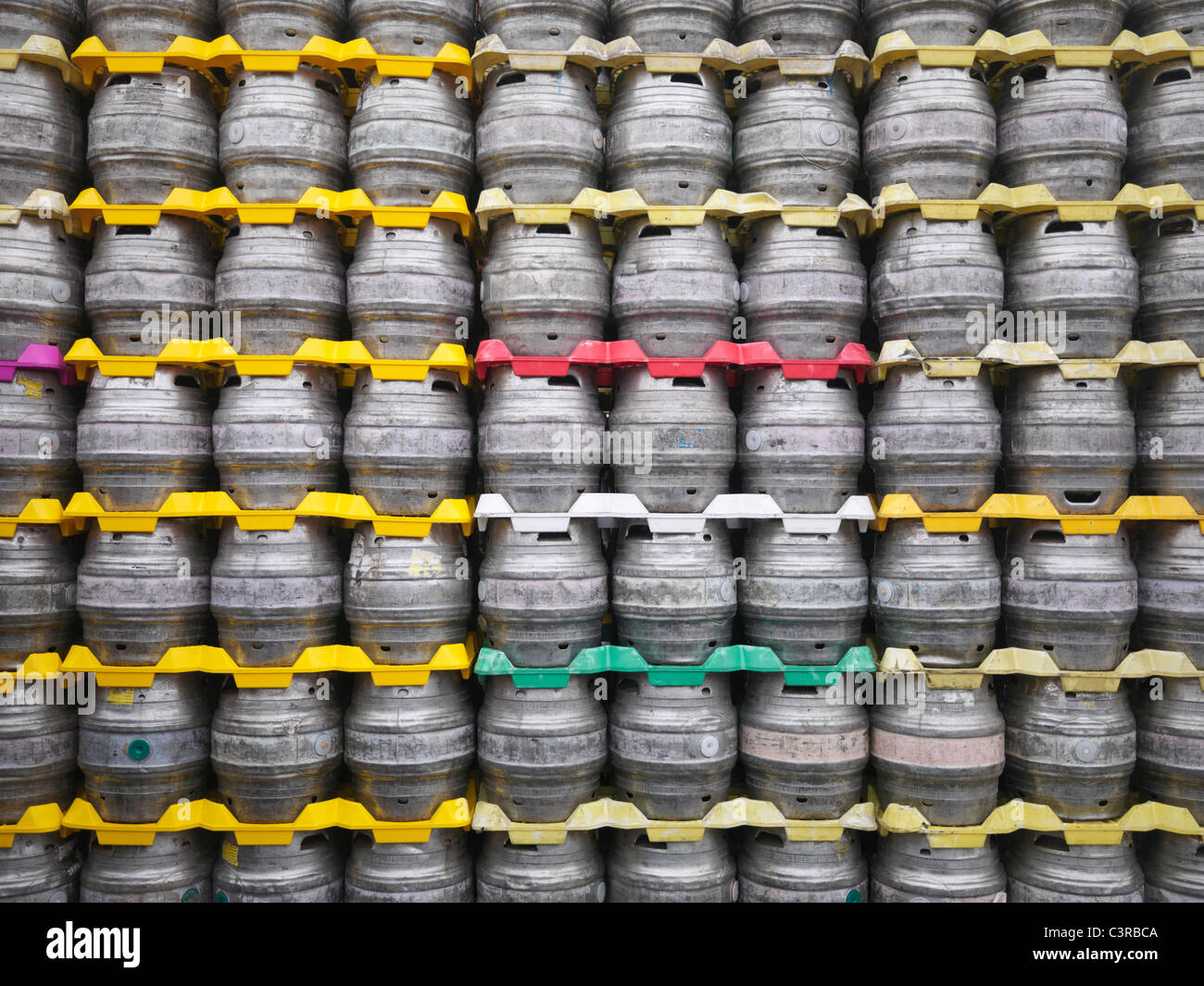 Impilati barili di birra Foto Stock