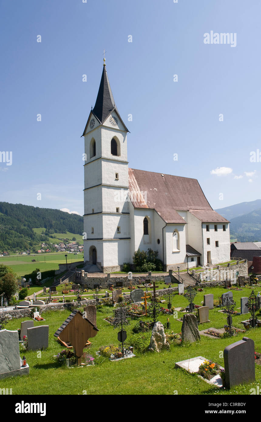 L'Austria, la Stiria, Lassing, veduta della chiesa Sankt jakob con grave yard Foto Stock