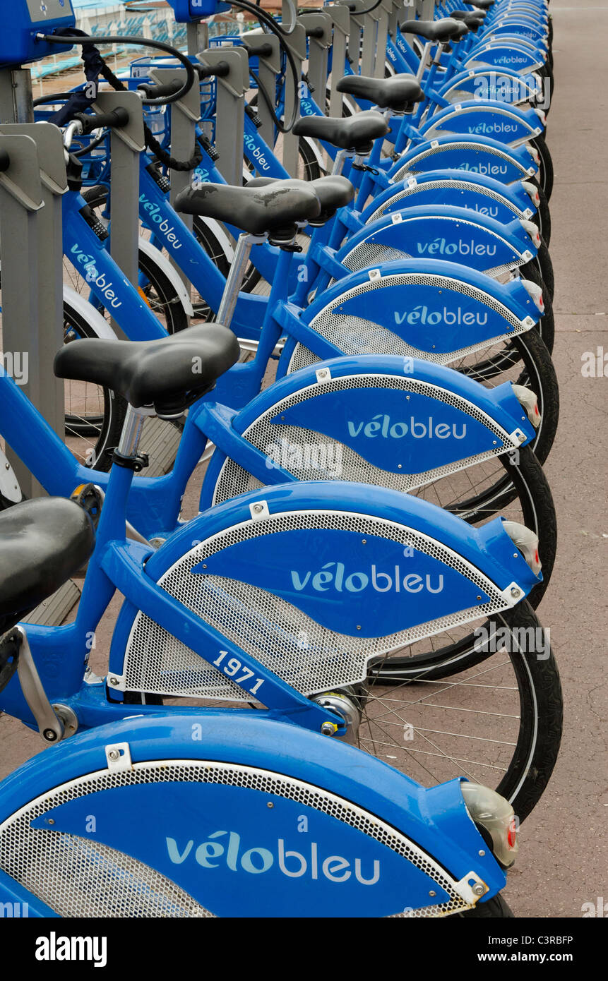 Possibilità di noleggio bici opportunità in Costa Azzurra includono il Velo Bleu sistema operante in città di Nizza. Foto Stock