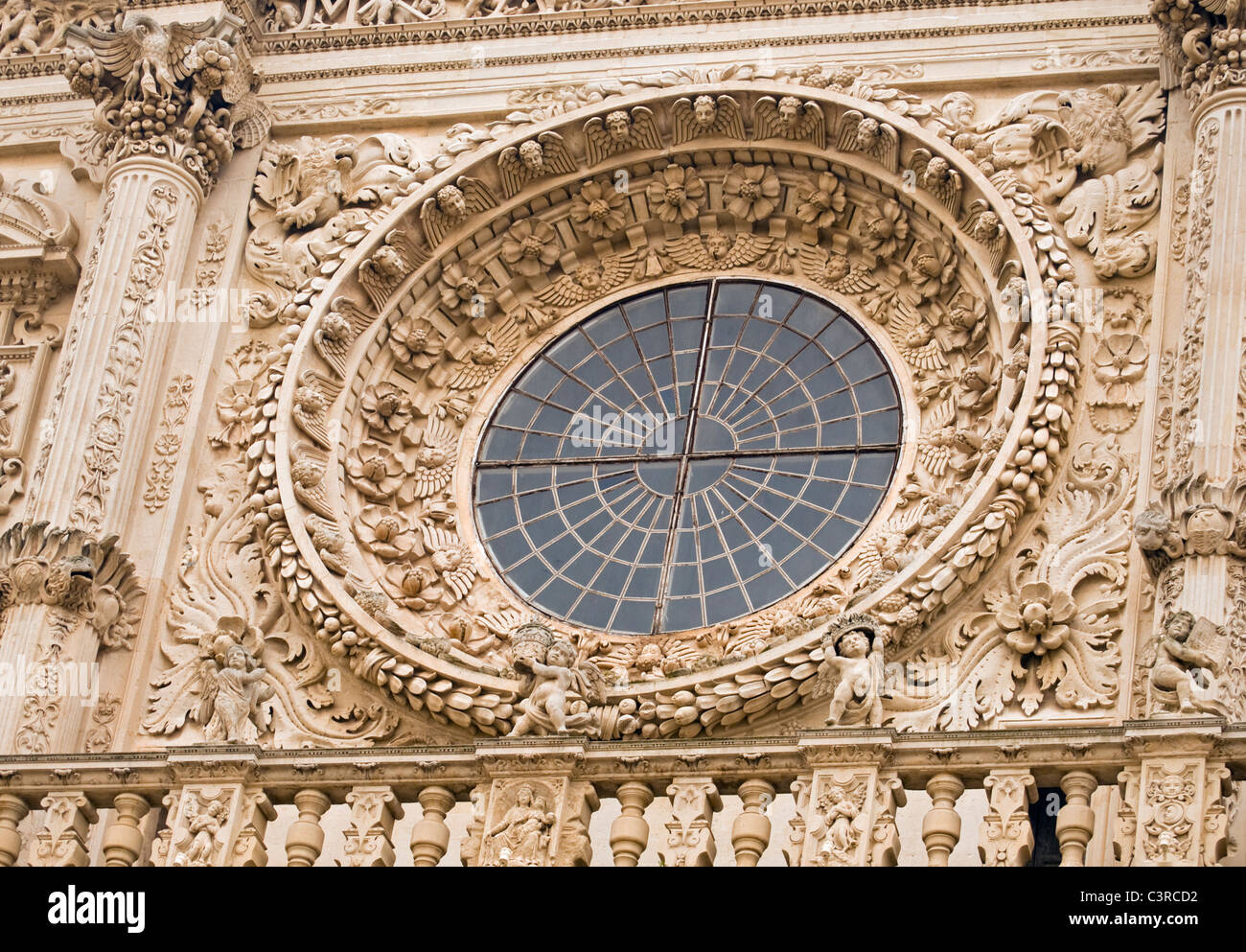 Rosone (Catherine finestra) del Barocco Basilica di Santa Croce (Chiesa di Santa Croce) a Lecce, Puglia (Puglia), Italia Foto Stock