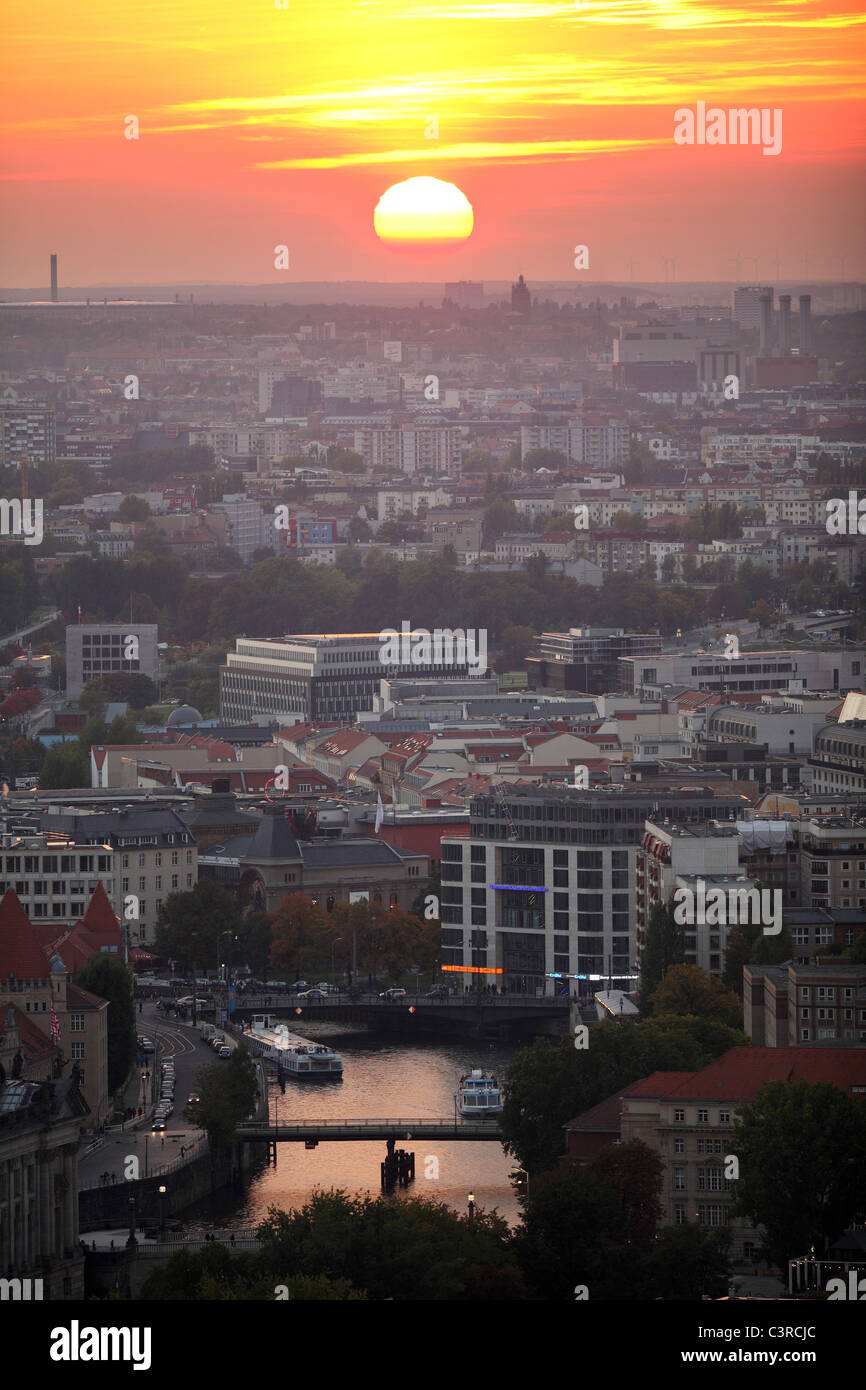 Panorama della città al tramonto, Berlino, Germania Foto Stock