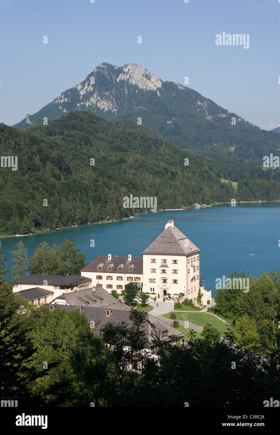 Austria, Salzkammergut, Schloss Fuschl, Schober, vista lago Fuschlsee con la montagna Foto Stock