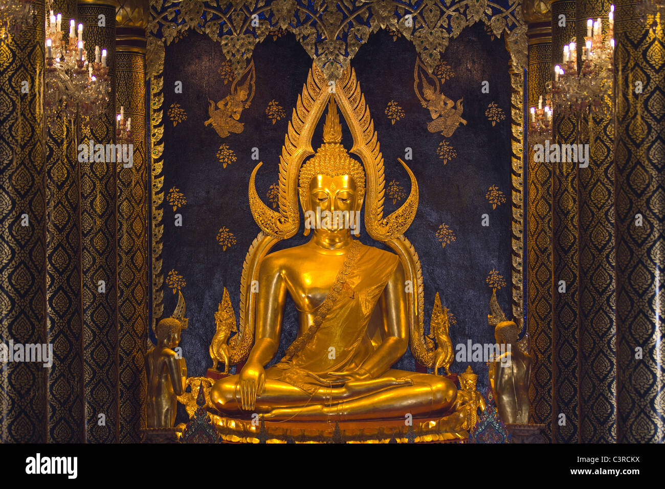 Beautiful golden statua di Buddha nel Wat Phra si ratana mahathat tempio, Thailandia Foto Stock