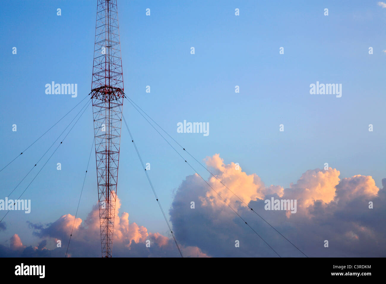 Una grande diffusione radio Antenna contro una tarda sera cielo blu con nuvole temporalesche, Southwestern Ohio, Stati Uniti d'America Foto Stock