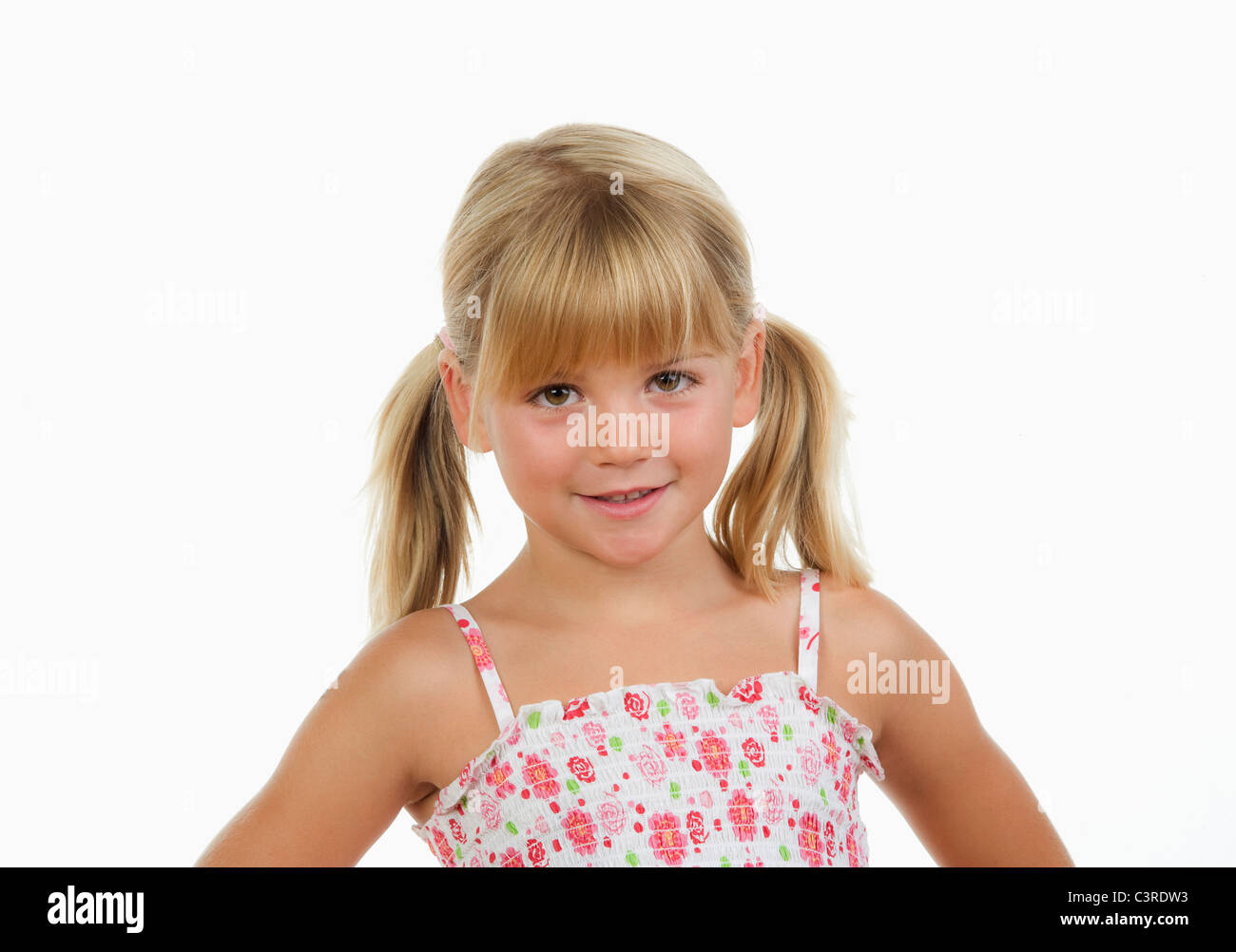 La ragazza (4-5) contro uno sfondo bianco, sorridente, ritratto Foto Stock