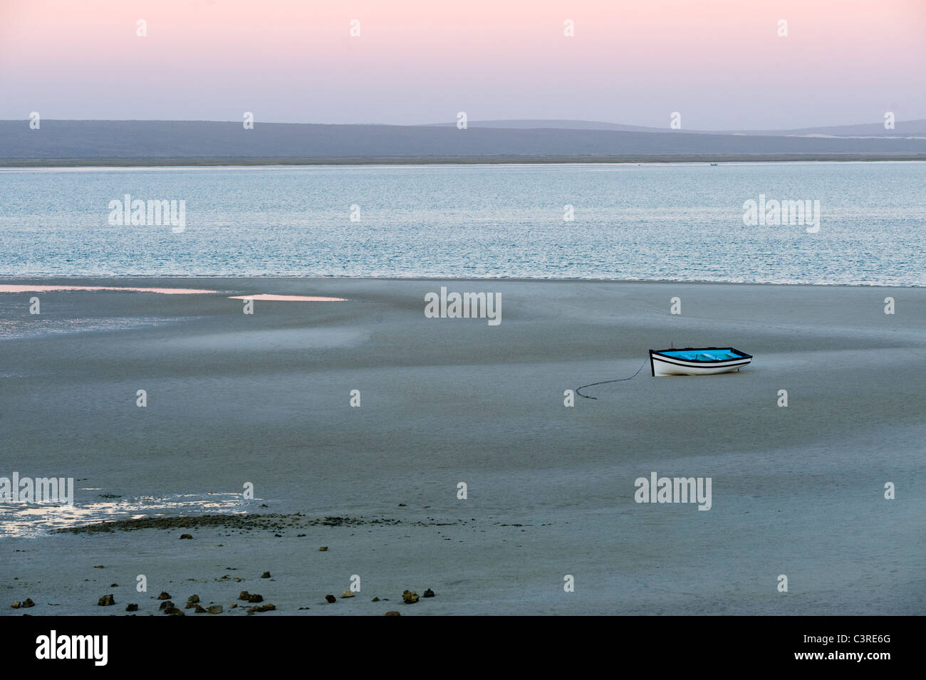 Barca da pesca con la bassa marea all'alba, Langebaan lagoon a Churchhaven nella West Coast National Park in Sud Africa Foto Stock