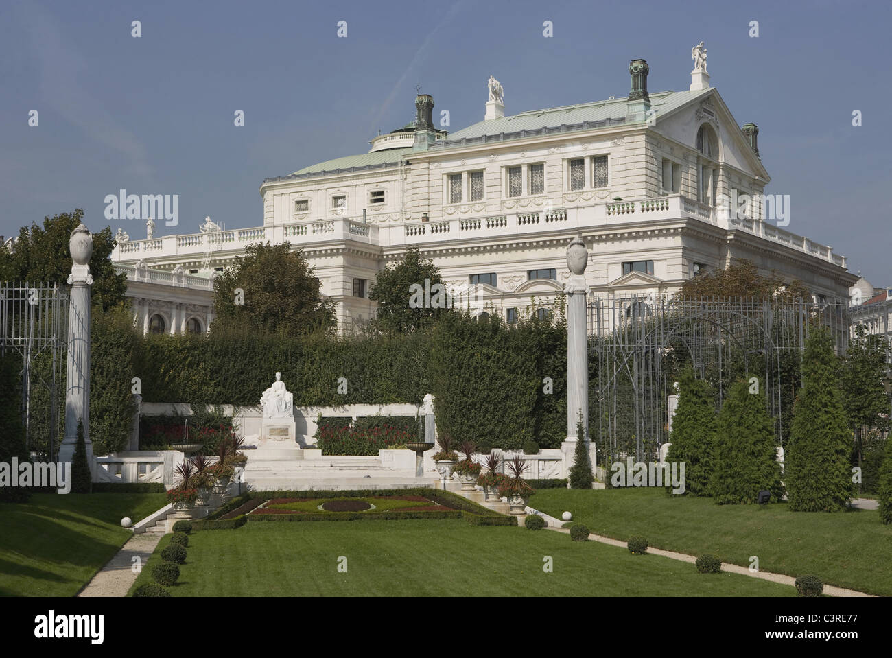 Austria, Vienna, monumento dell'imperatrice Elisabetta con burgtheater in background Foto Stock