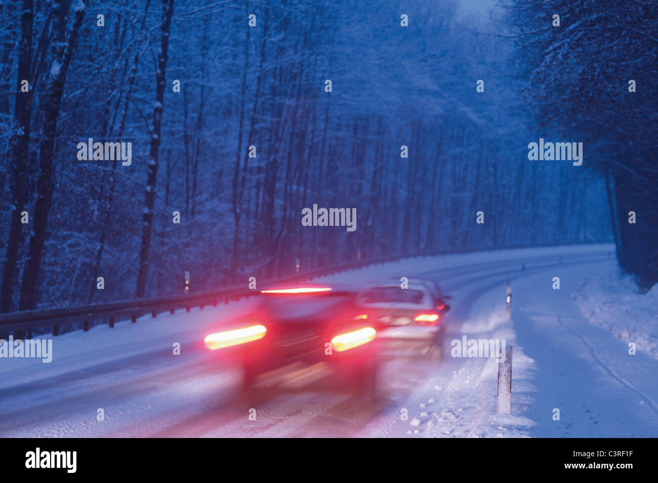 In Germania, in Baviera, Schaeftlarn, auto sulla strada di campagna in inverno Foto Stock