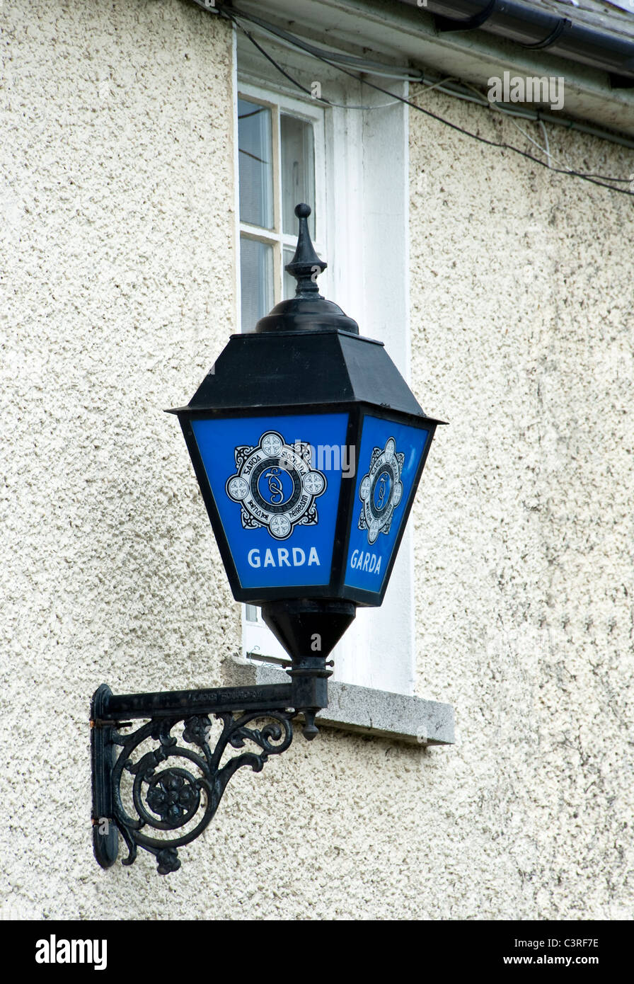Una lampada tradizionale segno esterno a Garda (polizia) stazione in Irlanda. Skerries, County Dublin, Irlanda Foto Stock