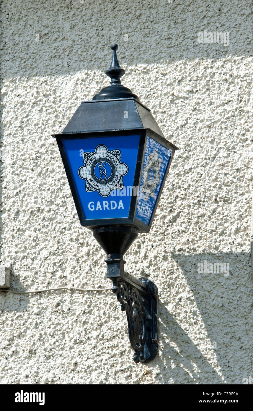 Una lampada tradizionale segno esterno a Garda (polizia) stazione in Irlanda. Skerries, County Dublin, Irlanda Foto Stock