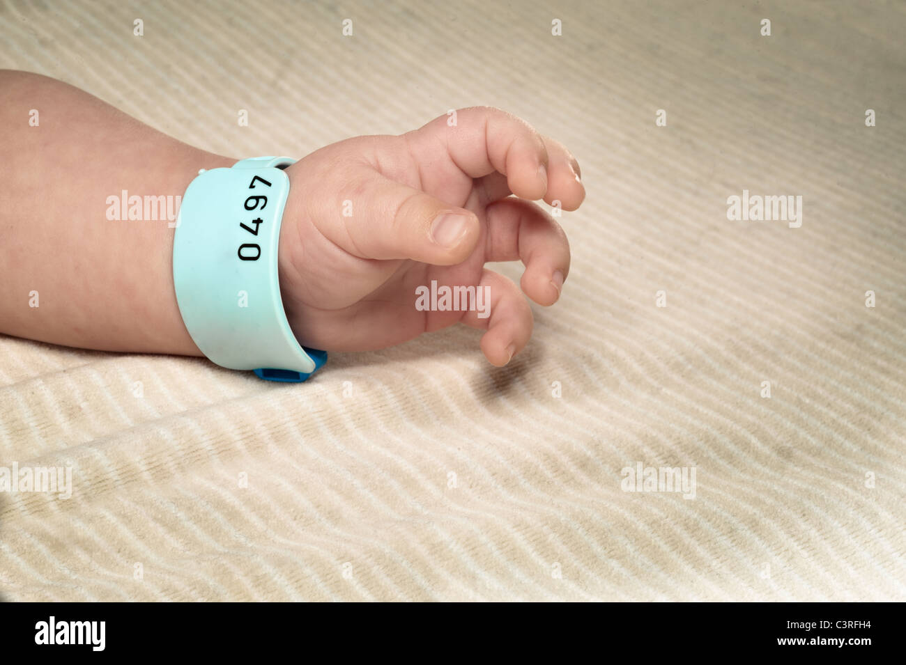 Bambino neonato con bracciale in ospedale Foto stock - Alamy