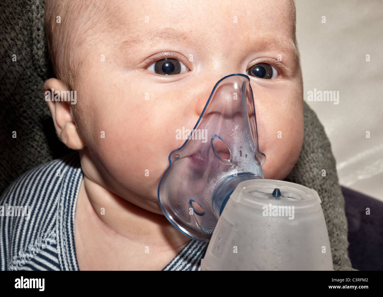 Bambino neonato facendo la terapia di inalazione Foto Stock
