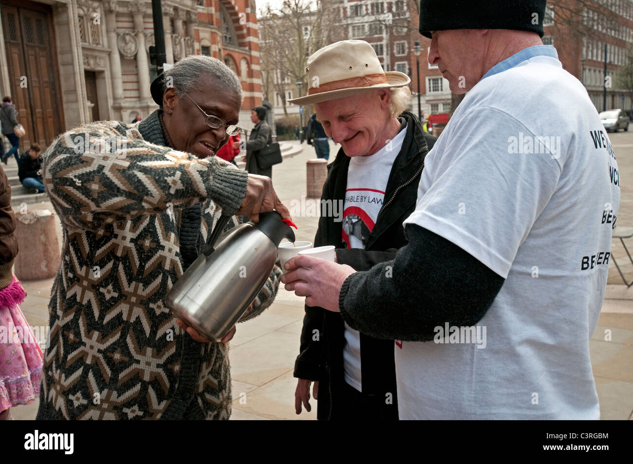 Persone senza dimora essendo dato del tè e cibo in Victoria London Foto Stock