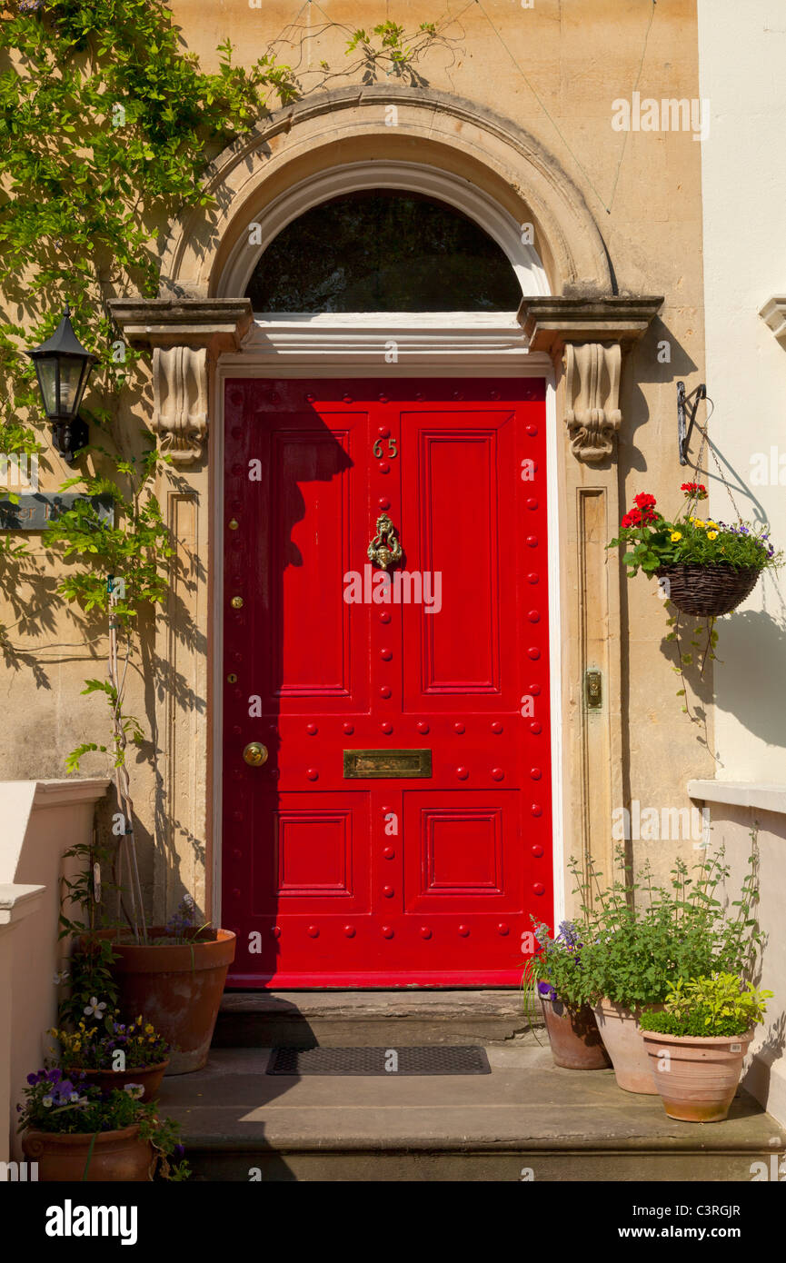 Rosso porta anteriore Georgian House in una terrazza Cheltenham Spa Gloucestershire Inghilterra GB UK EU Europe Foto Stock