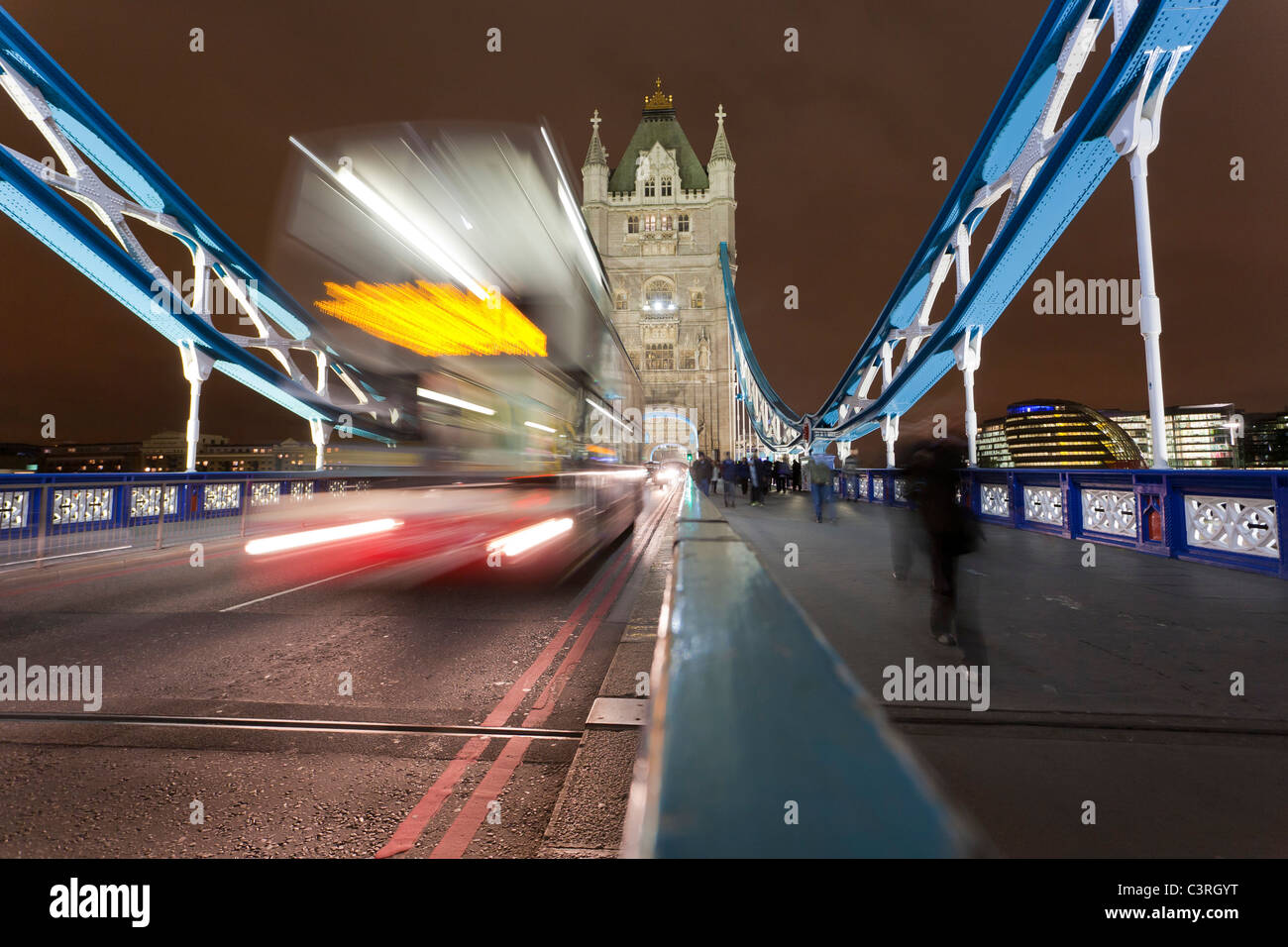 Gran Bretagna, Inghilterra, Londra, vista del Bus Double-Decker, offuscata sul Tower Bridge di notte Foto Stock