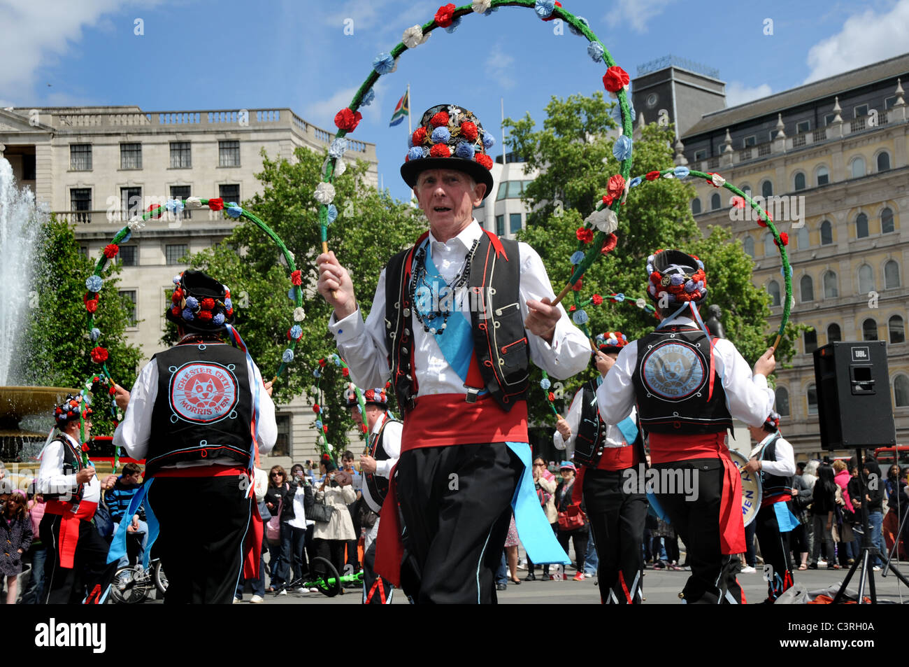 Morris ballerini danzare in Trafalgar Square Londra Foto Stock