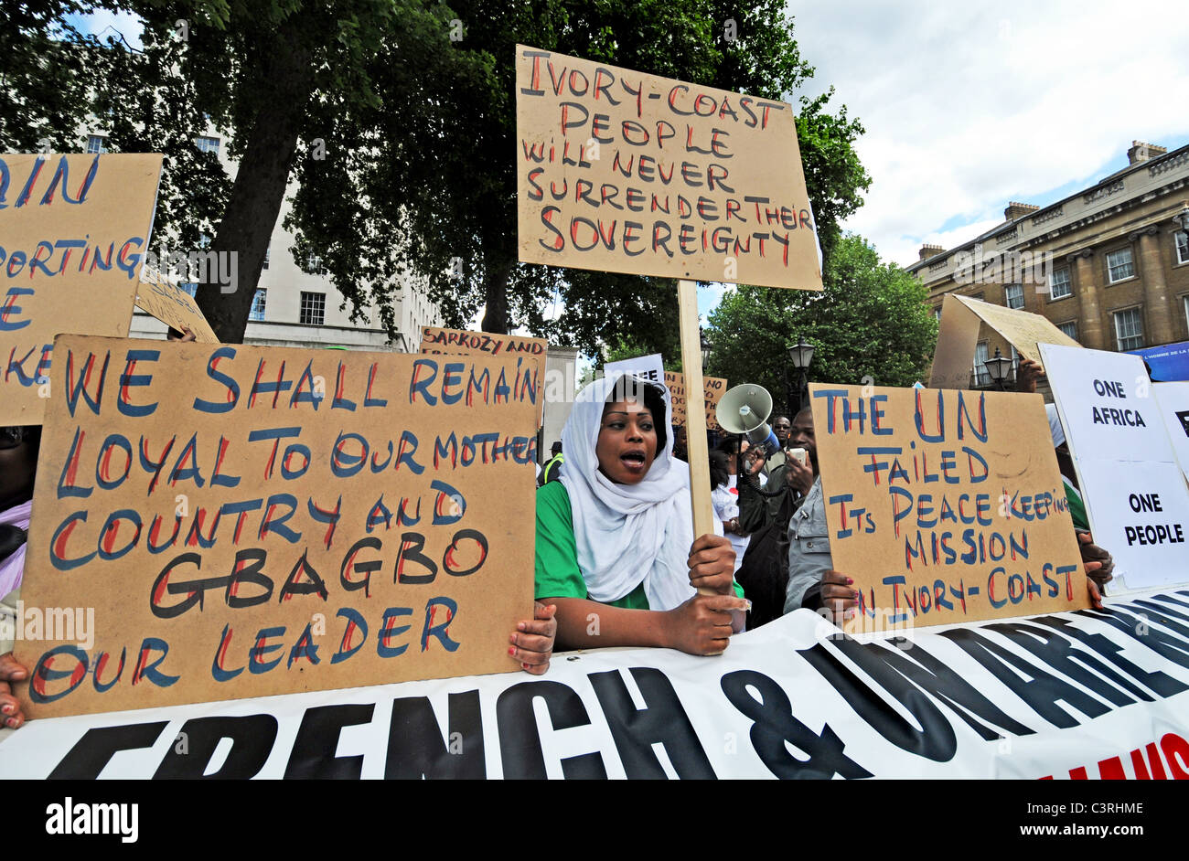 Pro i sostenitori del Presidente Gbagbo protesta & Francese di interferenza DELLE NAZIONI UNITE, armamento elezione e la creazione della guerra civile in Costa d Avorio Foto Stock