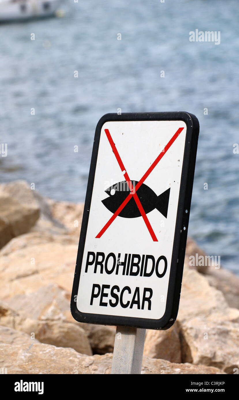 Divieto di pesca segno nel lussuoso porto de portali, Portals Nous, Spagna Foto Stock