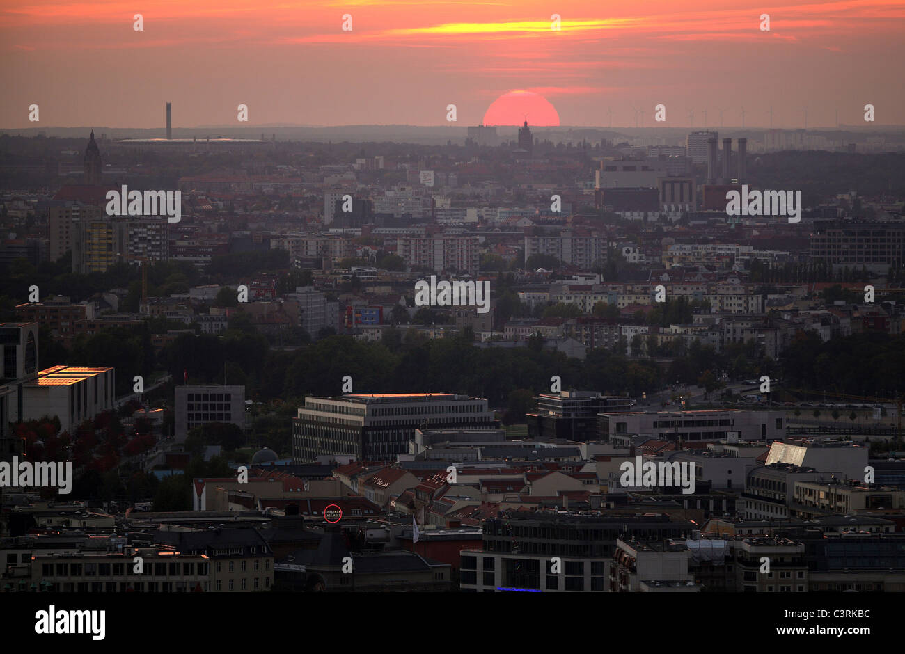 Panorama della città al tramonto, Berlino, Germania Foto Stock