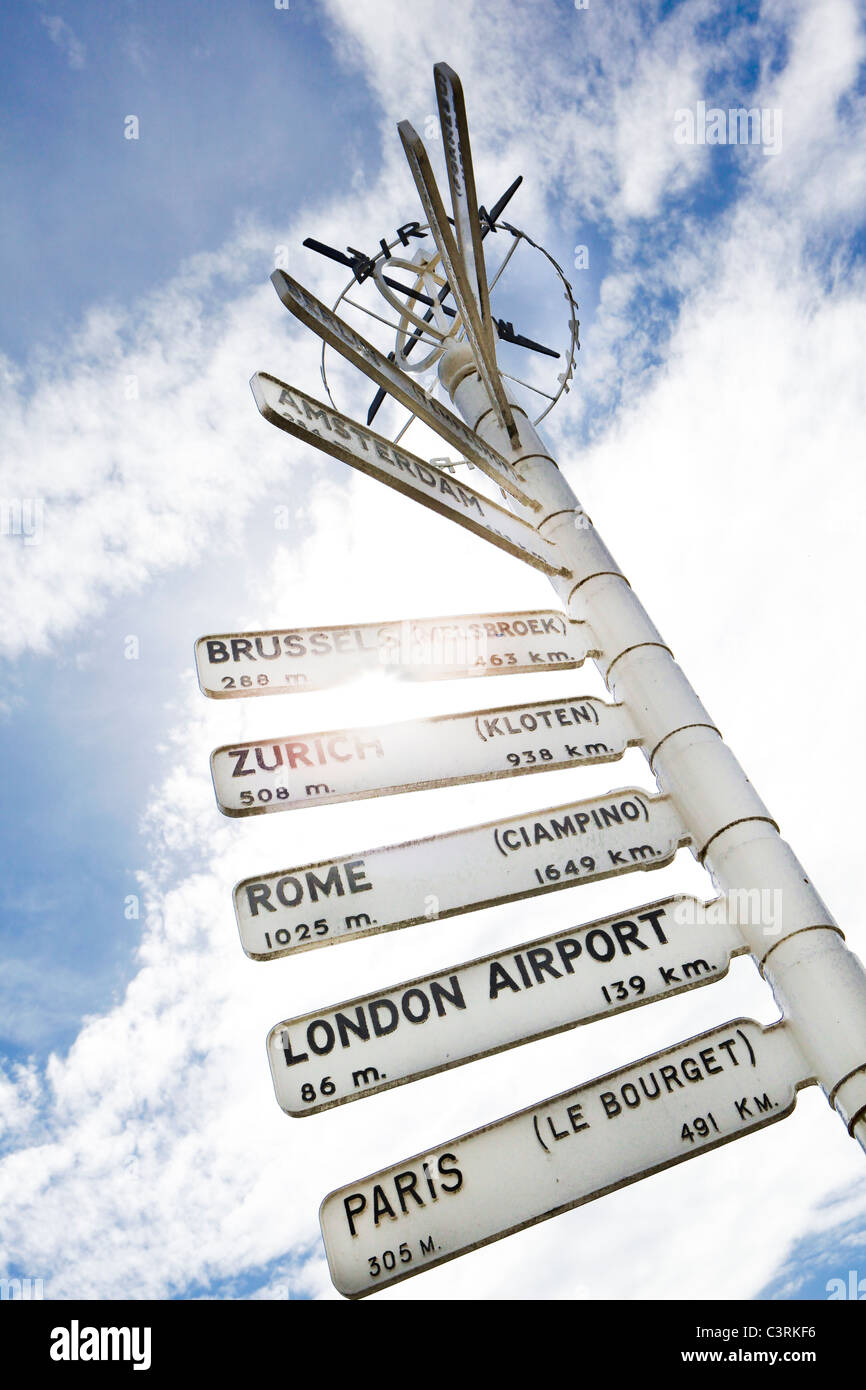Dito post all'Aeroporto di Birmingham, evidenziando la distanza verso le destinazioni internazionali. Foto Stock