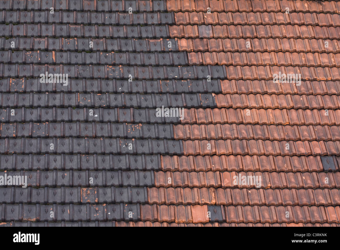 Nero e rosso tetto di tegole Foto Stock