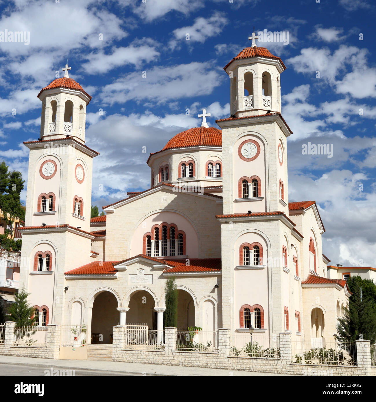 Piuttosto due torre chiesa sulla piazza principale della città di Berat, Albania Foto Stock