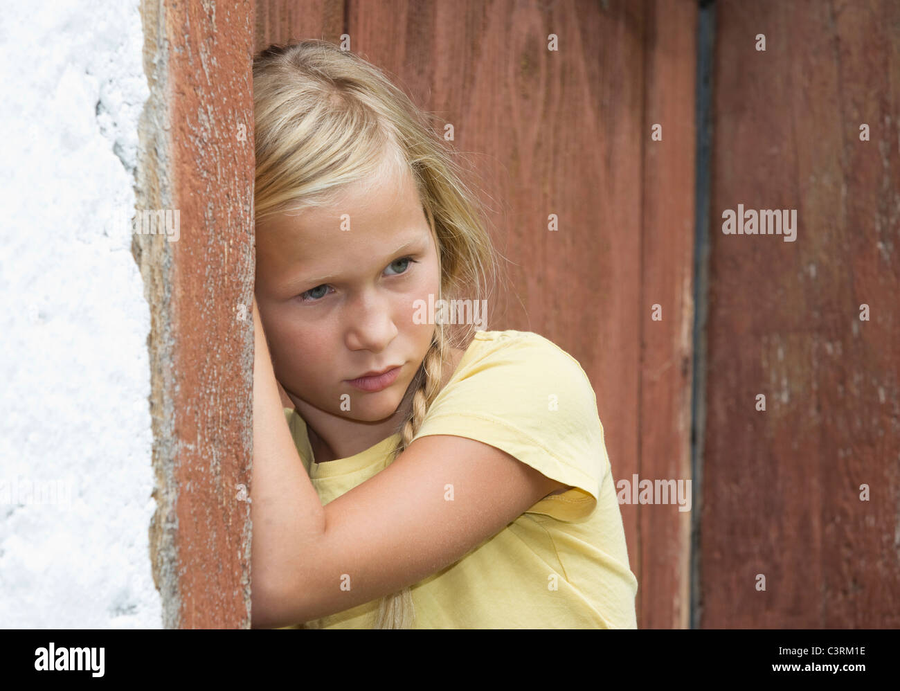 Austria, Mondsee, ragazza (12-13 anni) guardando lontano Foto Stock