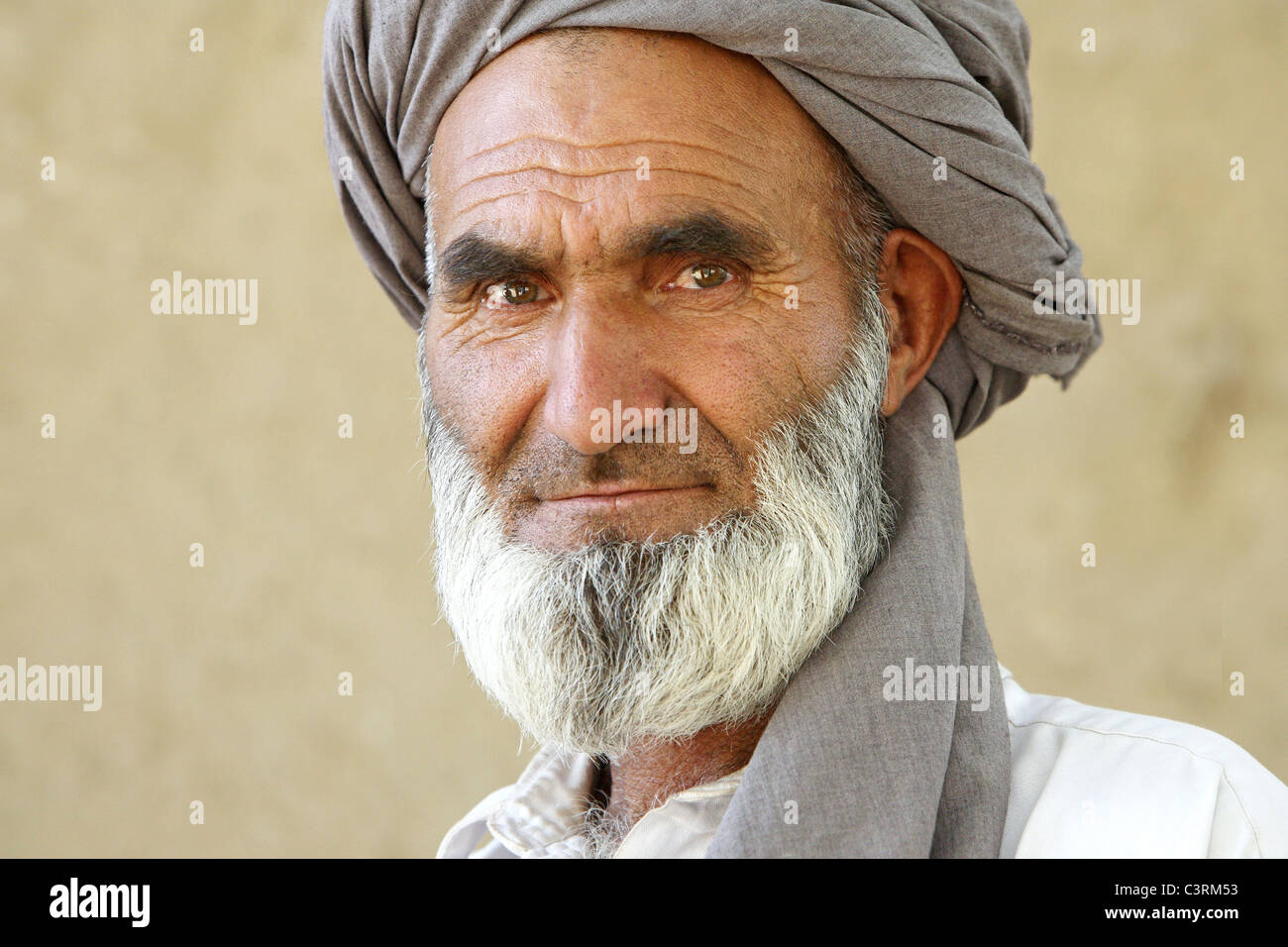 Ritratto di un padre che ha perso la moglie e due figli, Kunduz, Afghanistan Foto Stock
