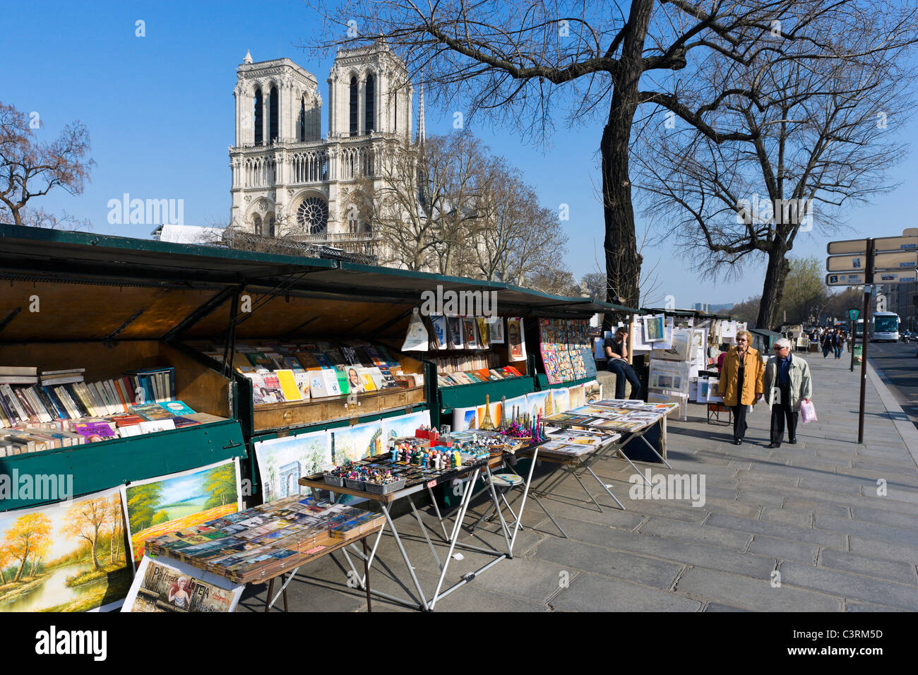 Librai bancarelle lungo le rive del Fiume Senna sul quai Saint-Michel con la cattedrale di Notre Dame dietro, Parigi, Francia Foto Stock