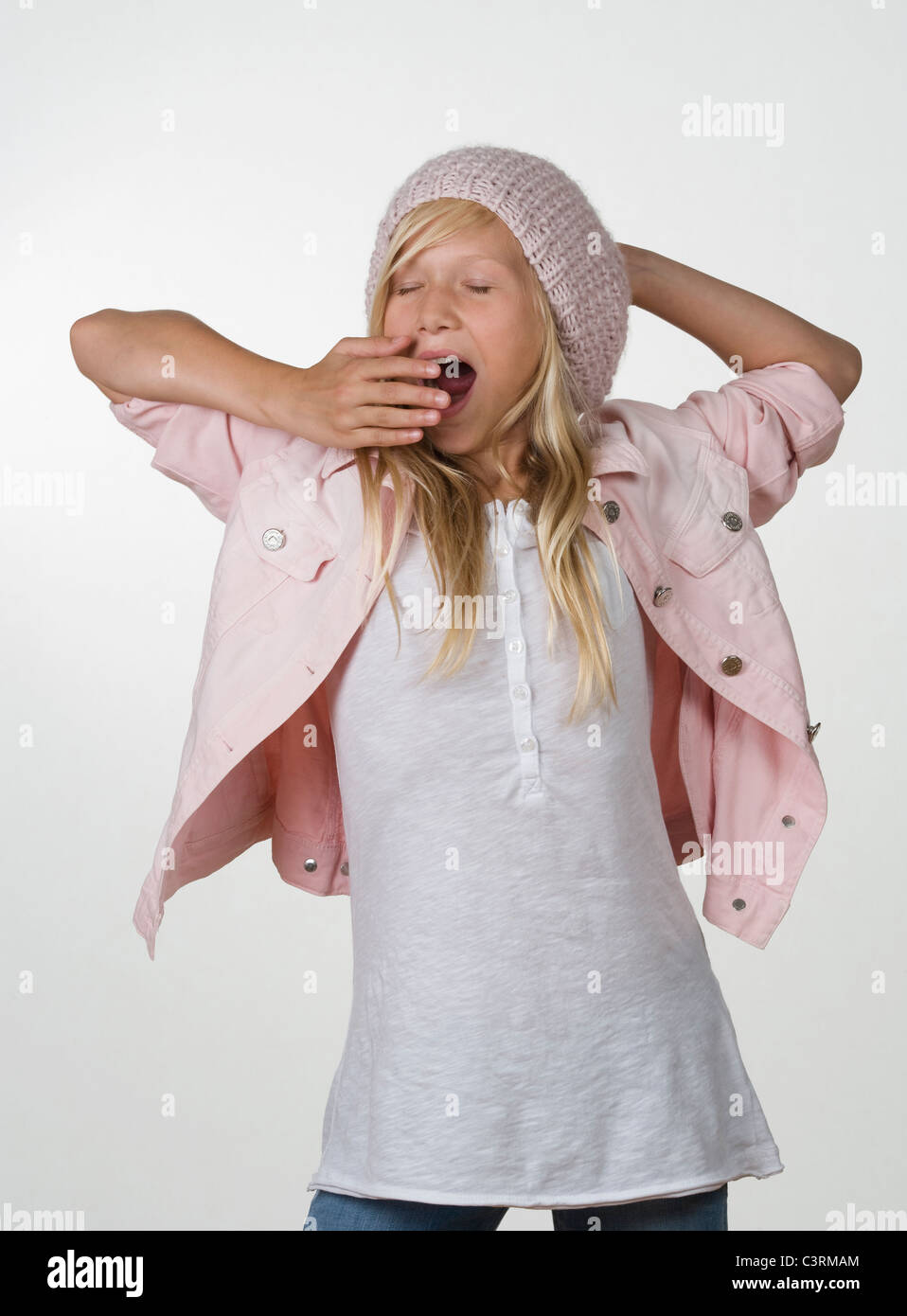 La ragazza (12-13 anni) sbadigli Foto Stock