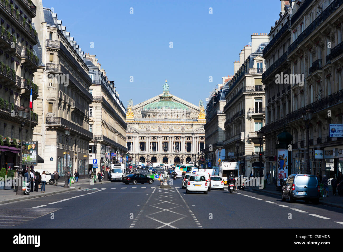 Visualizza in basso la Avenue de l'Opera verso l'Opera di Parigi (Palais Garnier), Parigi, Francia Foto Stock