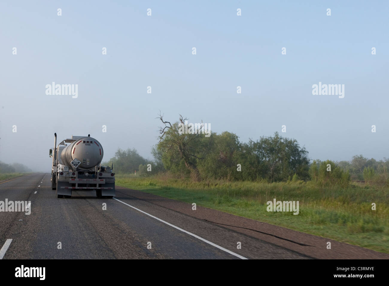 Trattore-rimorchio viaggia sull'Autostrada US 77 tra Raymondville e Kingsville nel sud del Texas USA Foto Stock