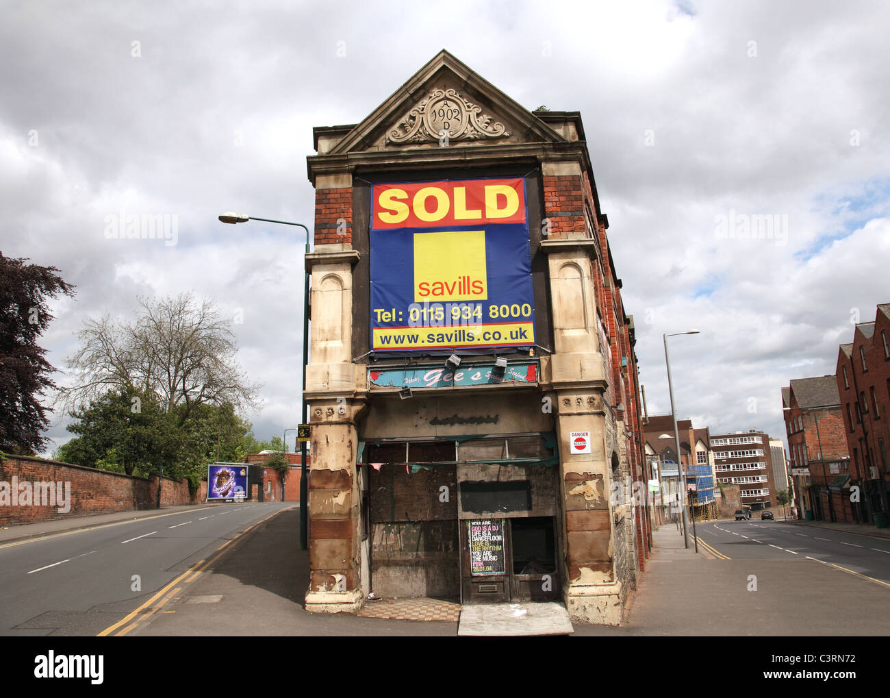 Una proprietà abbandonati venduti per lo sviluppo in Nottingham, Inghilterra, Regno Unito Foto Stock