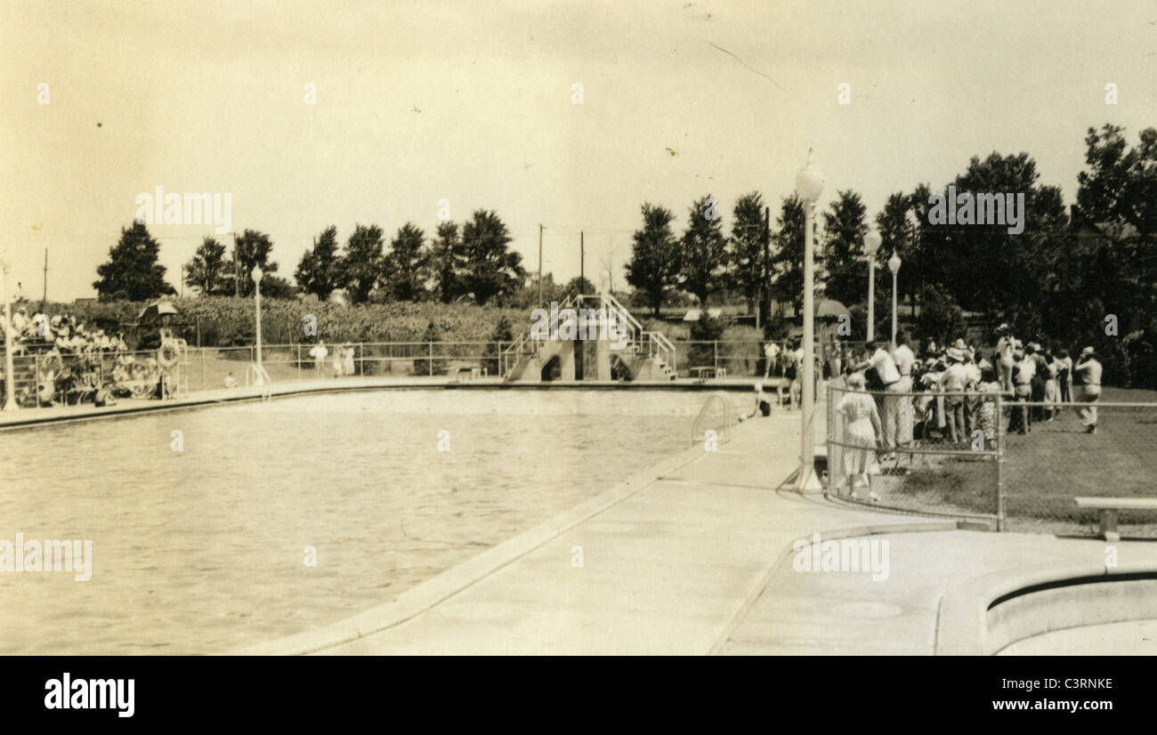 Piscina pubblica con trampolino 1930 American nuotare Foto Stock