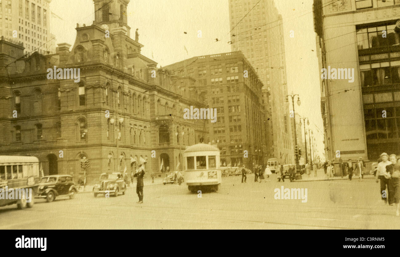 City street scene degli anni trenta anni quaranta American carrello trasporto pubblico intersezione Foto Stock