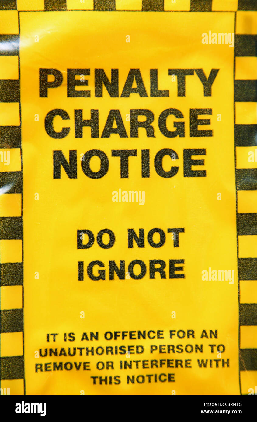Un addebito di penalità avviso i biglietti per il parcheggio. Foto Stock