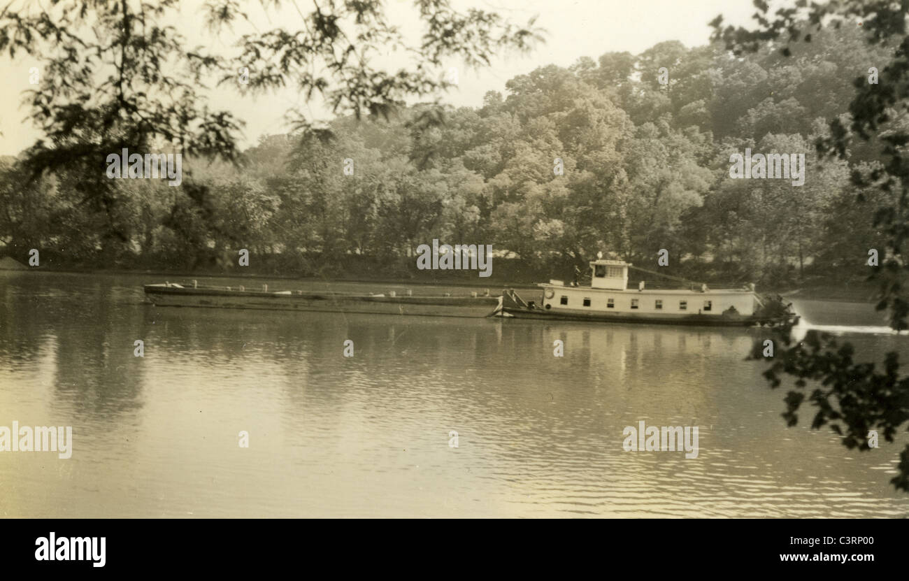 River Barge in Ohio o del fiume Mississippi durante 1940 1940s il trasporto fluviale Foto Stock