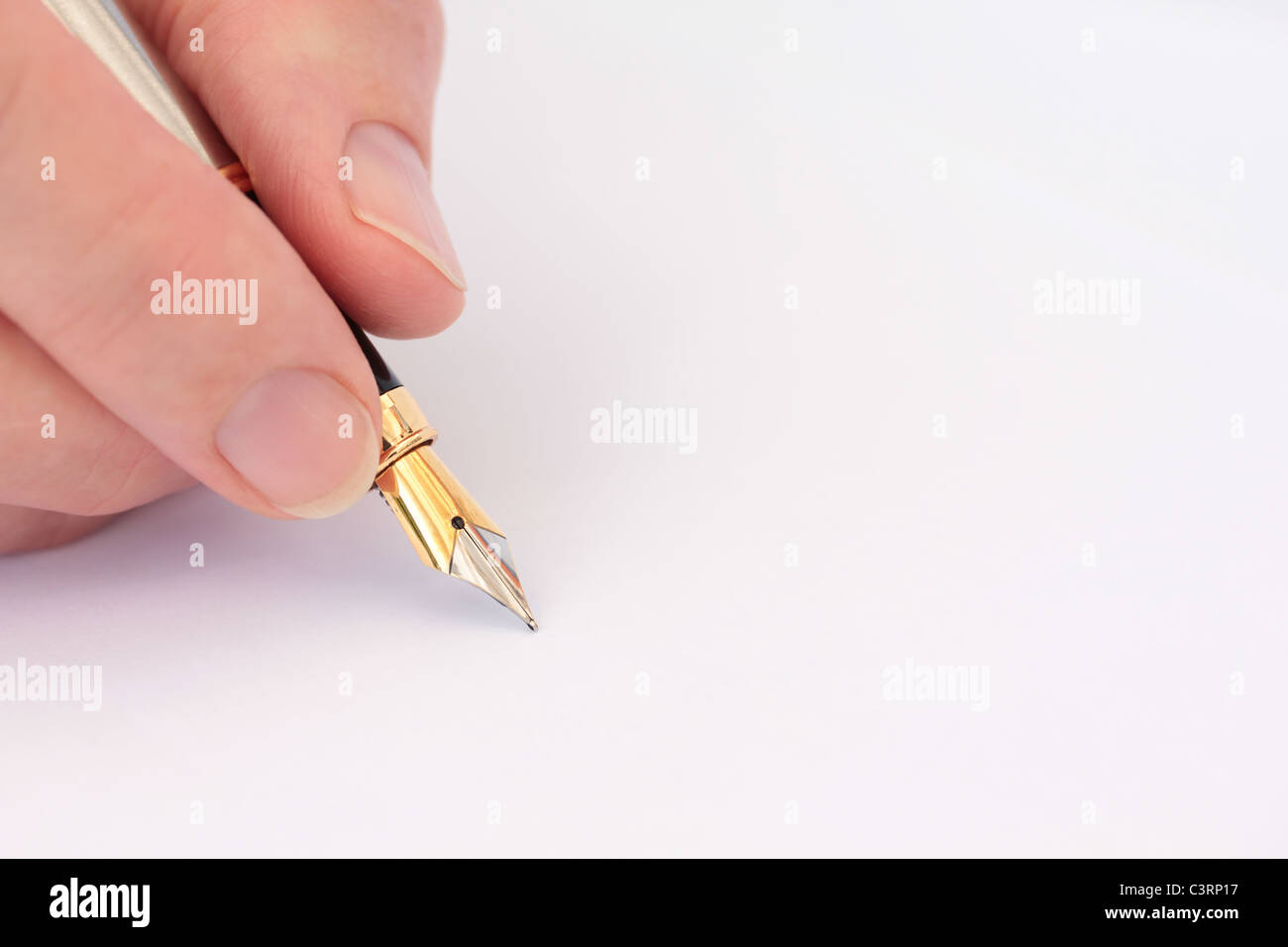 Mano con penna stilografica su carta bianca Closeup Foto Stock