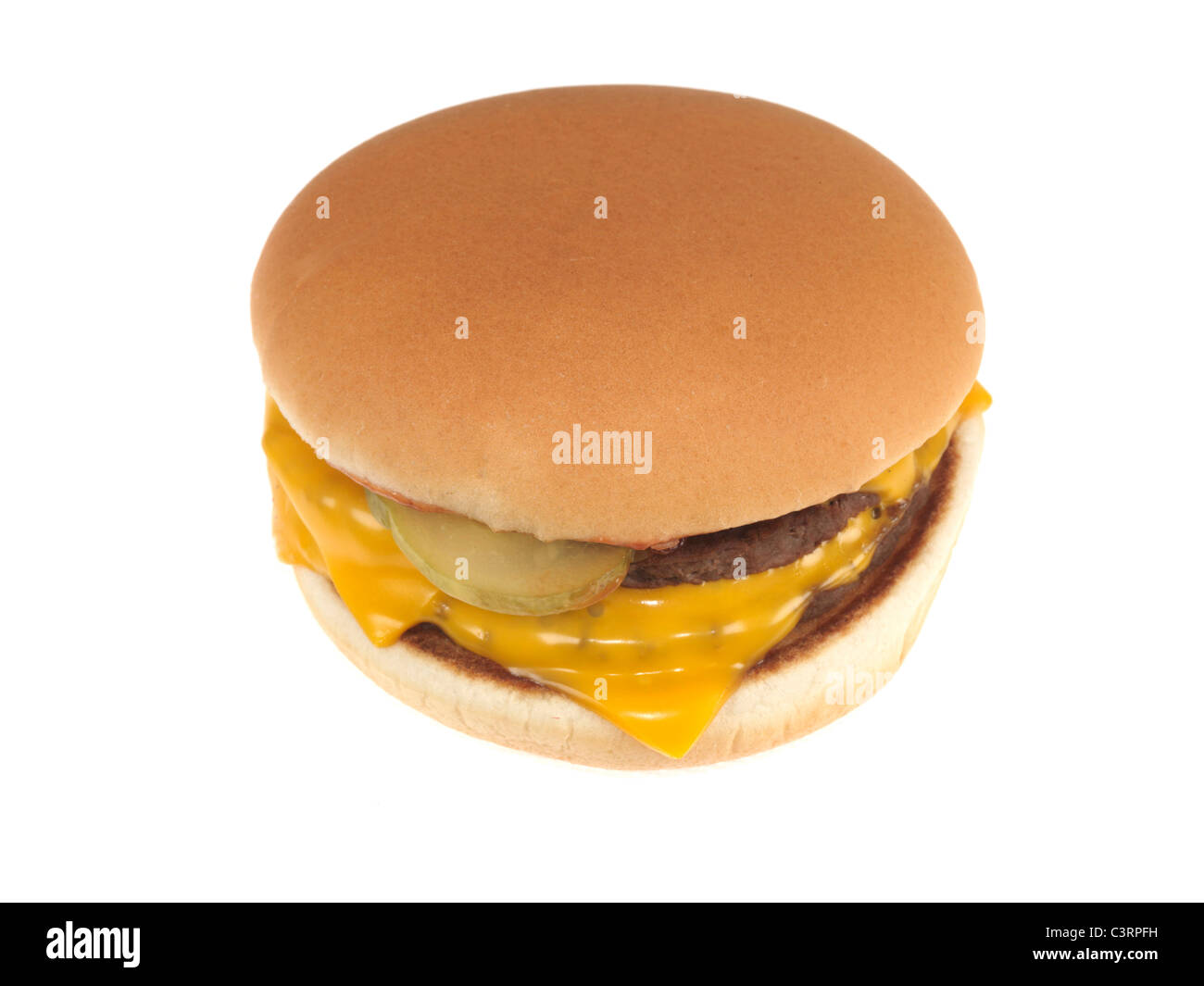 Autentica cucinato al momento doppio formaggio hamburger in un tostare il pane bianco Bun contro uno sfondo bianco con un tracciato di ritaglio e nessun popolo Foto Stock